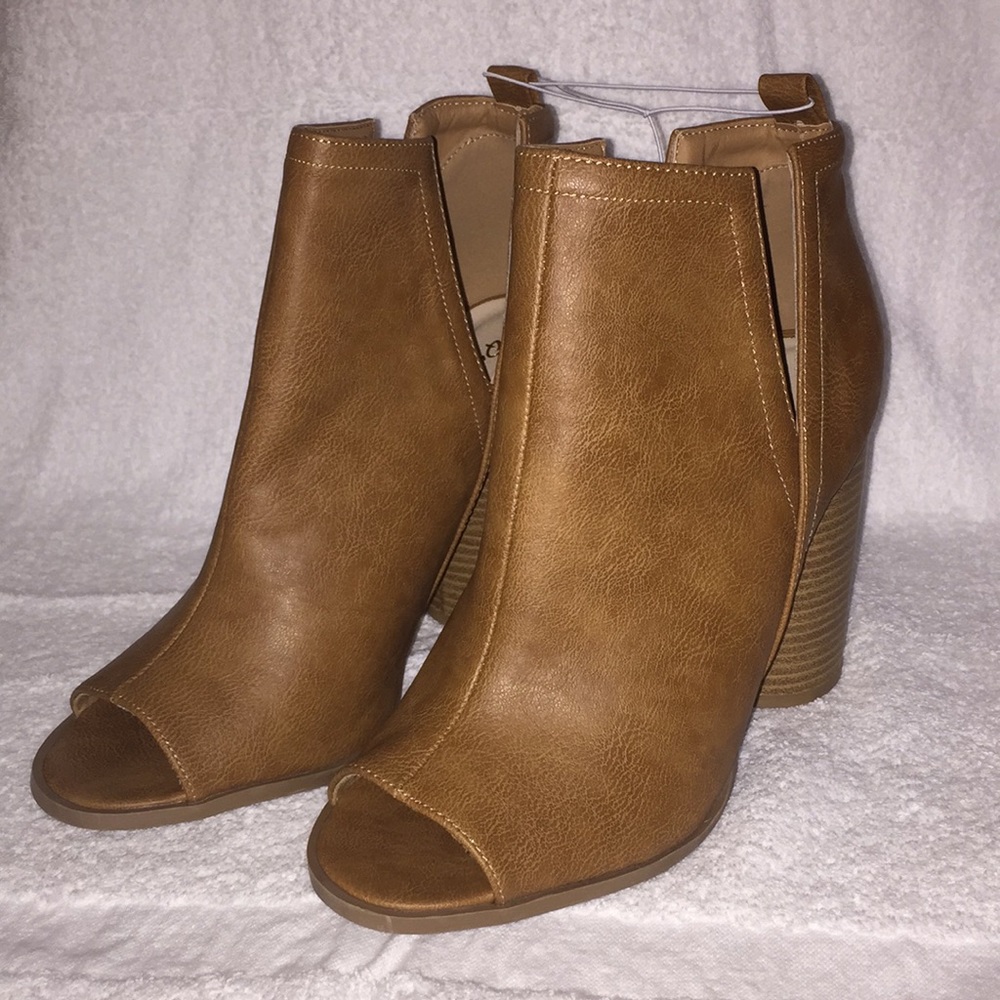 Brand new Qupid Bondi Tan heels, size 10.